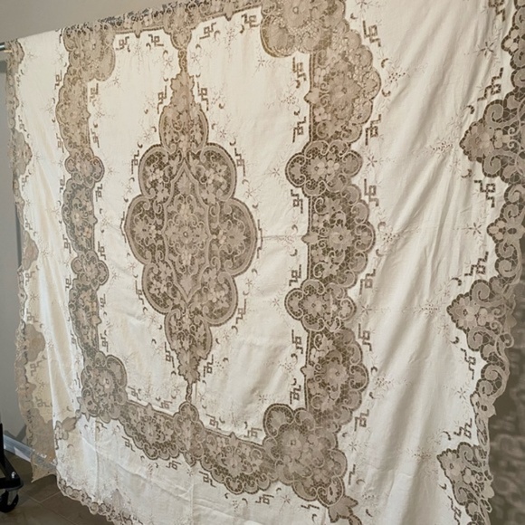 VINTAGE *Hand-Made* Italian Embroidery Cloth - Picture 3 of 7